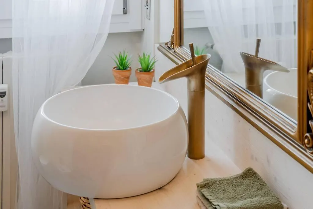 Petite Suite Vittoria - Brescia City - By Host4U Italy